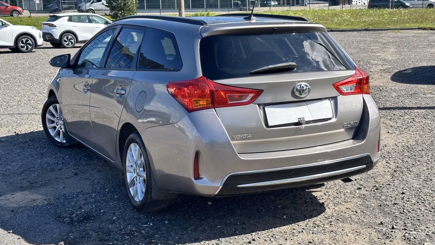 Toyota Auris фото 12