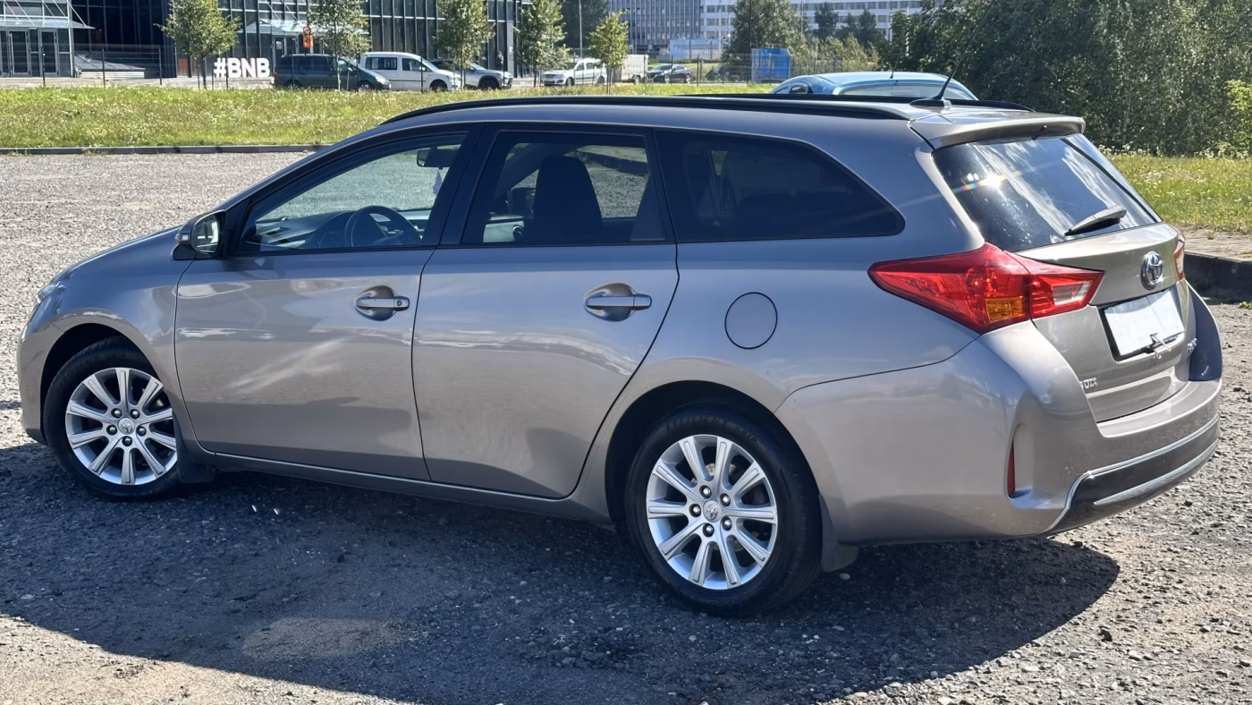 Toyota Auris фото 14