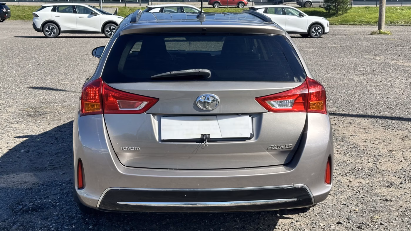 Toyota Auris фото 16