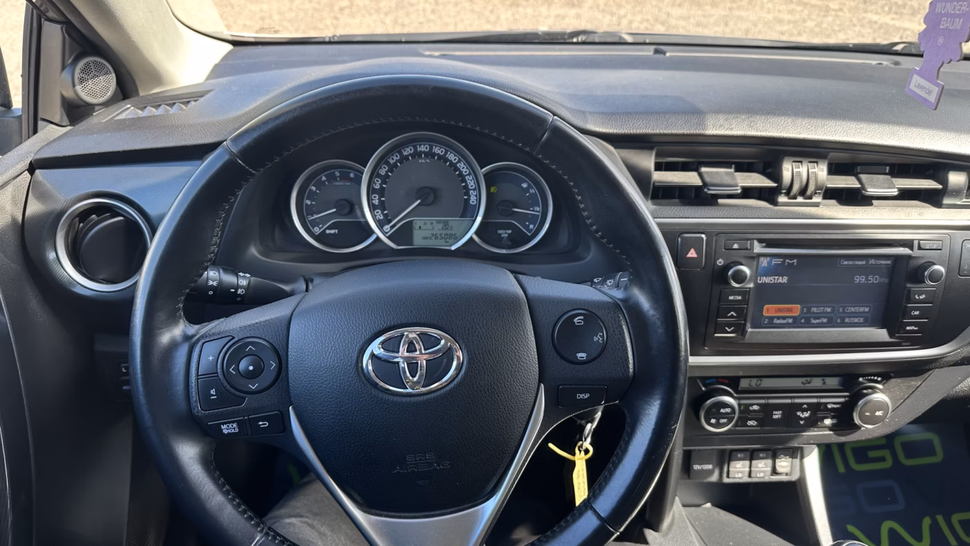 Toyota Auris фото 21