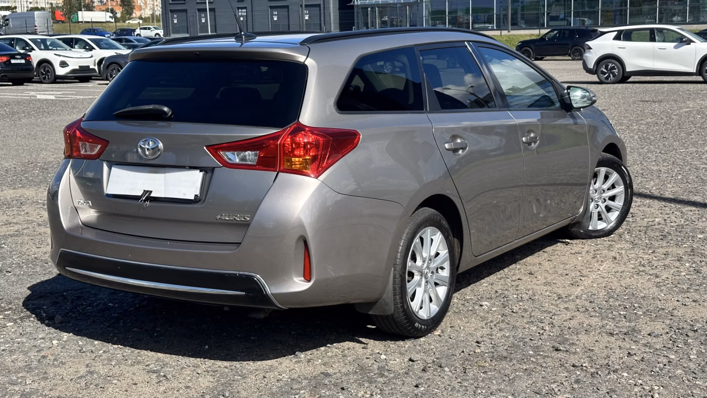 Toyota Auris фото 19