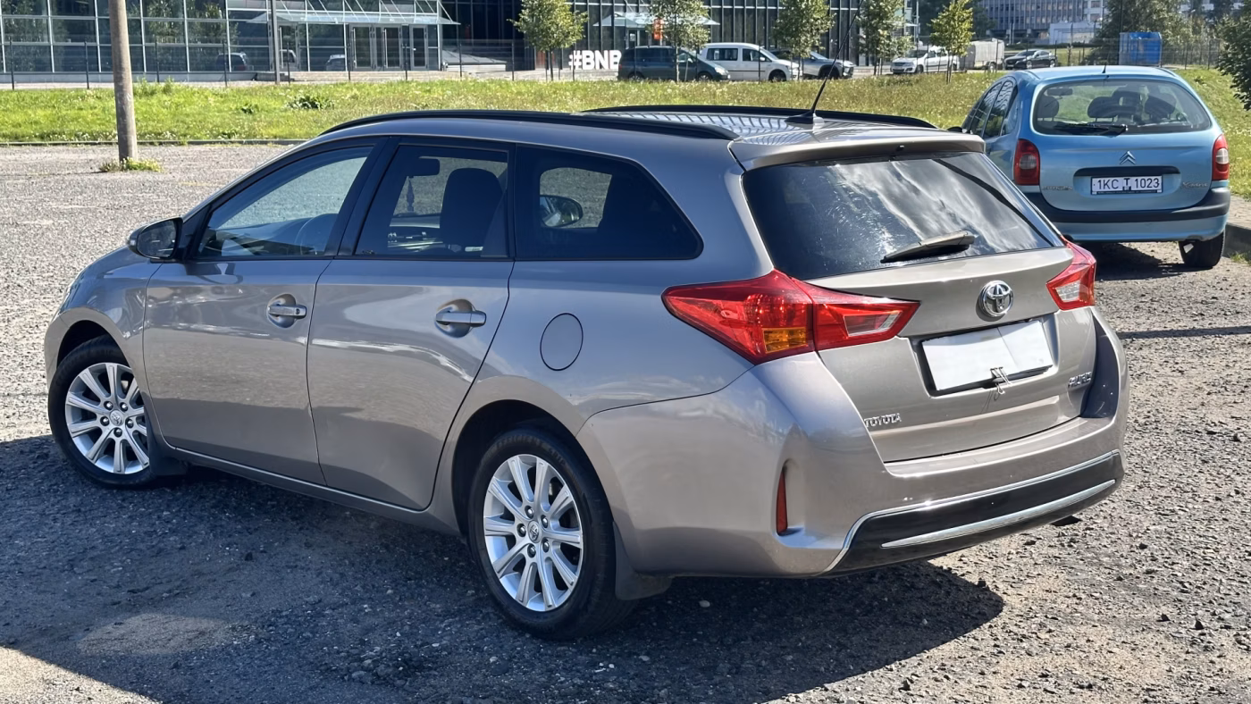 Toyota Auris фото 15