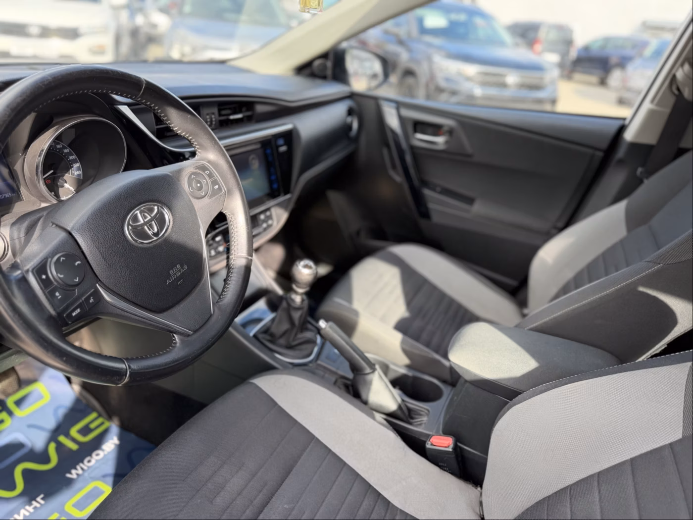 Toyota Auris фото 8