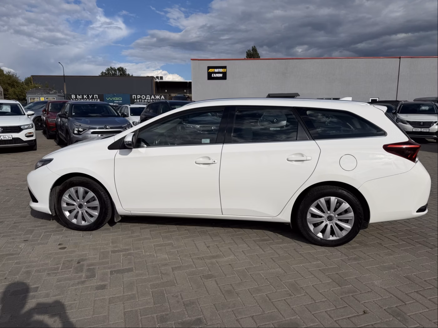 Toyota Auris фото 11