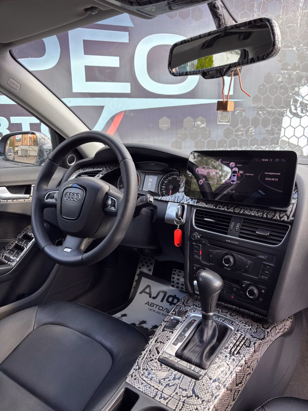 Audi A4 фото 12