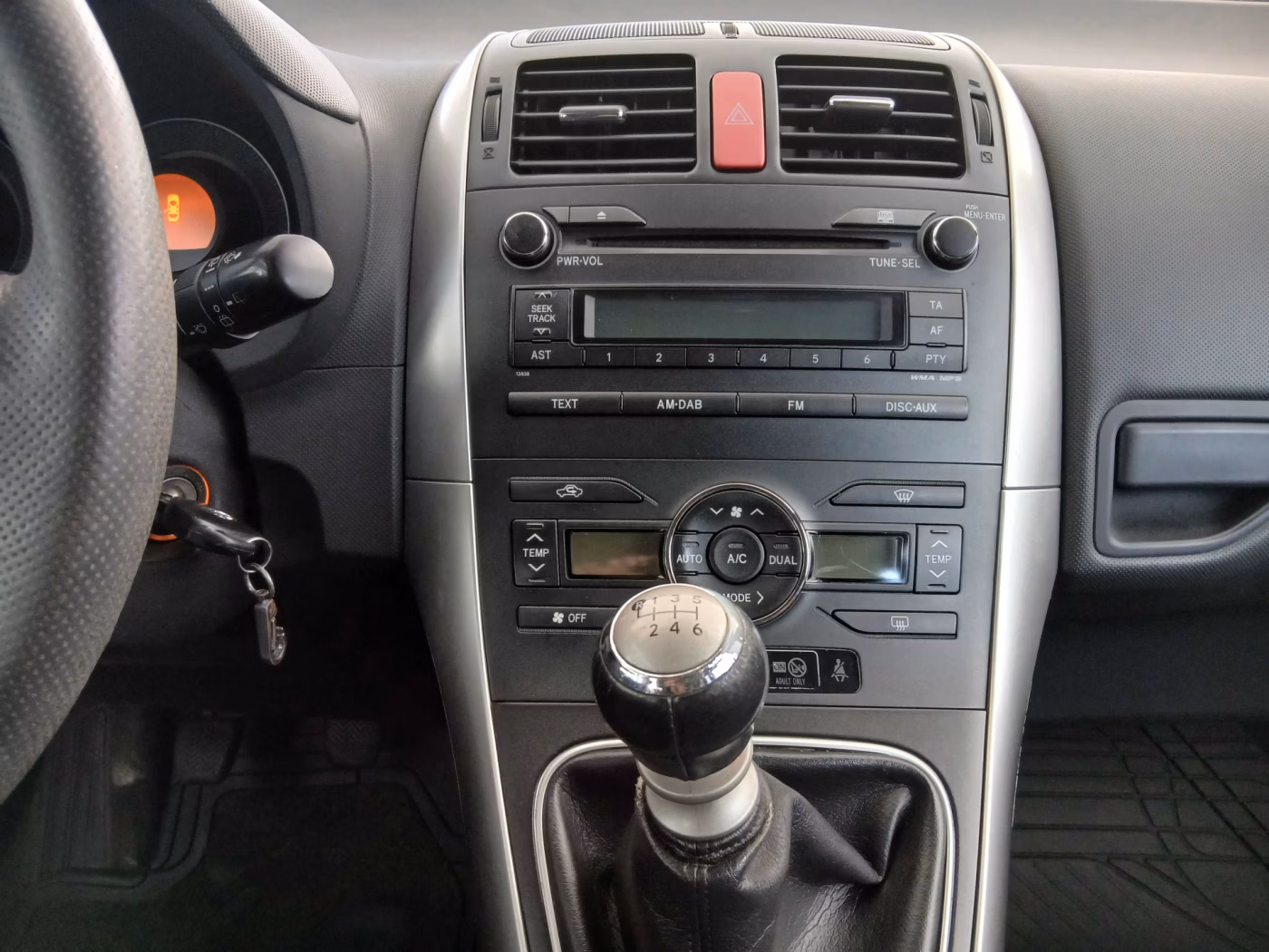 Toyota Auris фото 24