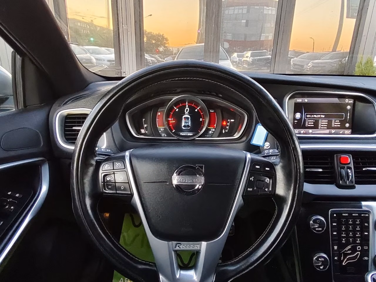 Volvo V40 фото 10