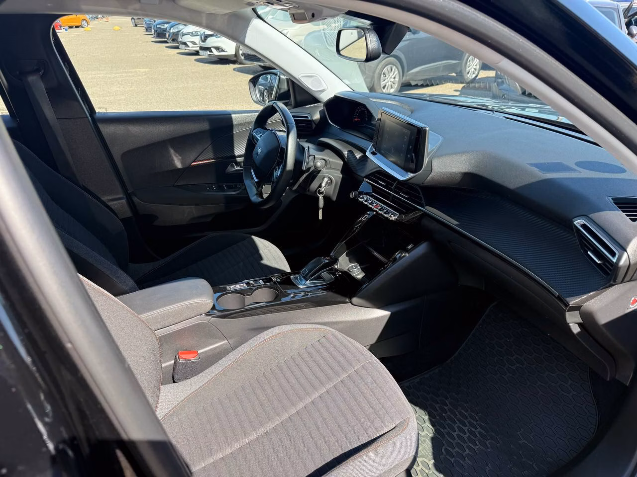 Peugeot 2008 фото 9