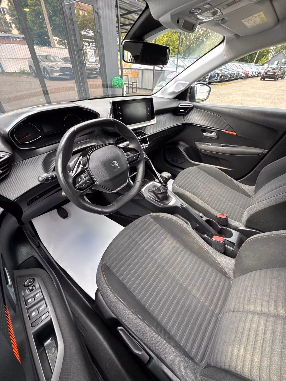 Peugeot 208 фото 9