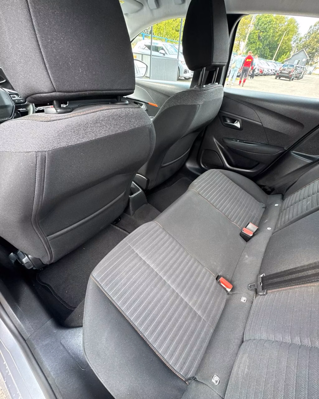 Peugeot 208 фото 10