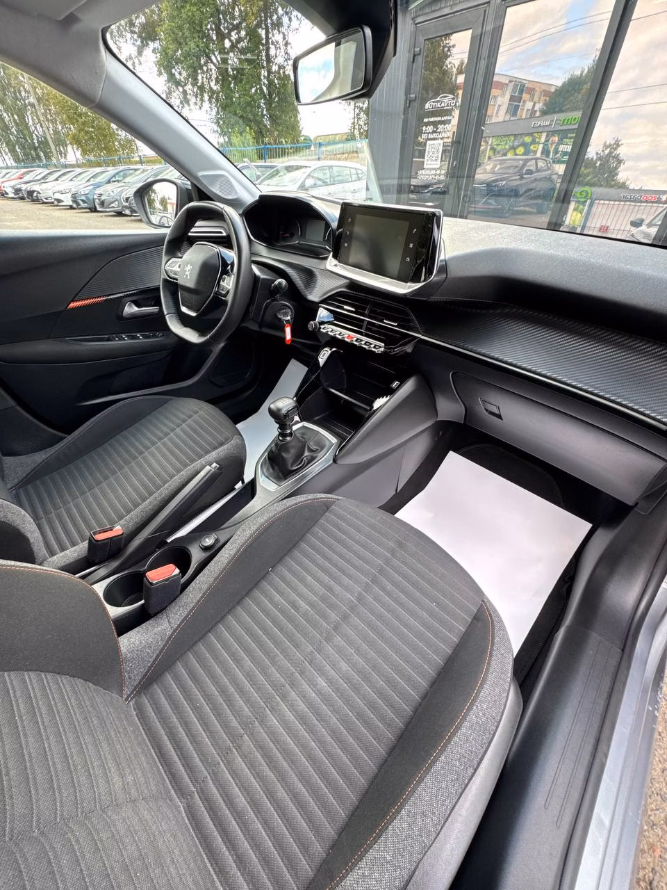Peugeot 208 фото 12
