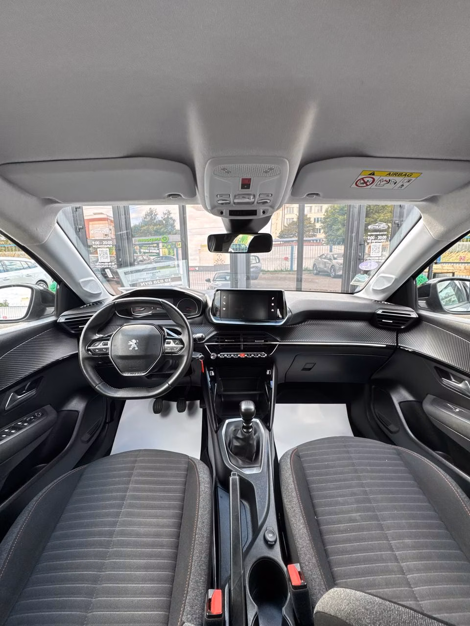 Peugeot 208 фото 13
