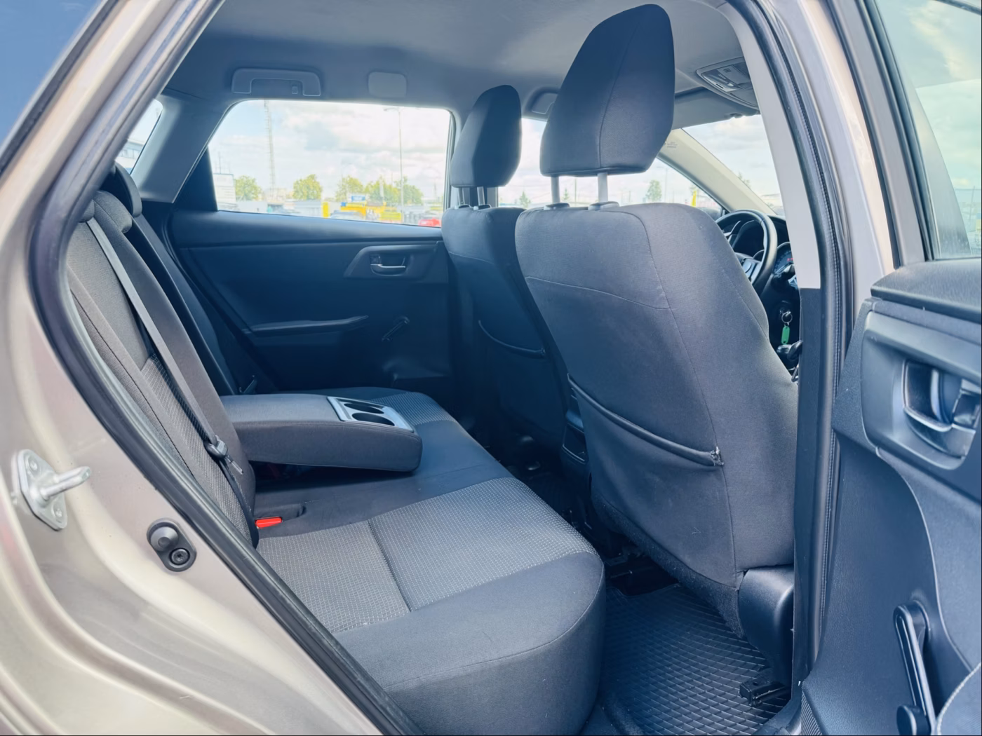 Toyota Auris фото 7