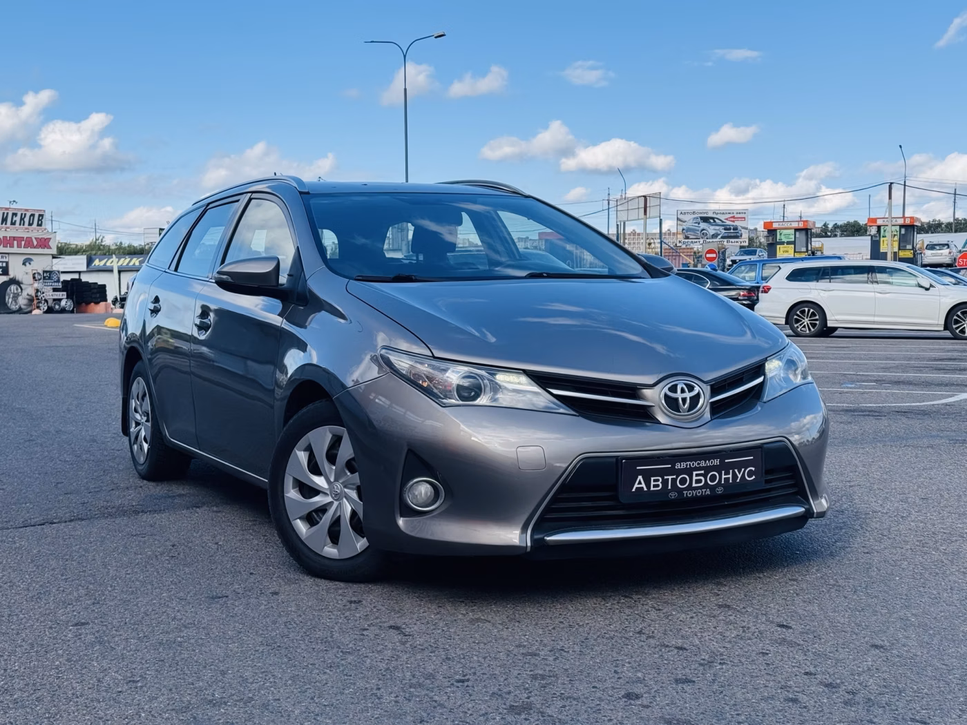 Toyota Auris фото 3