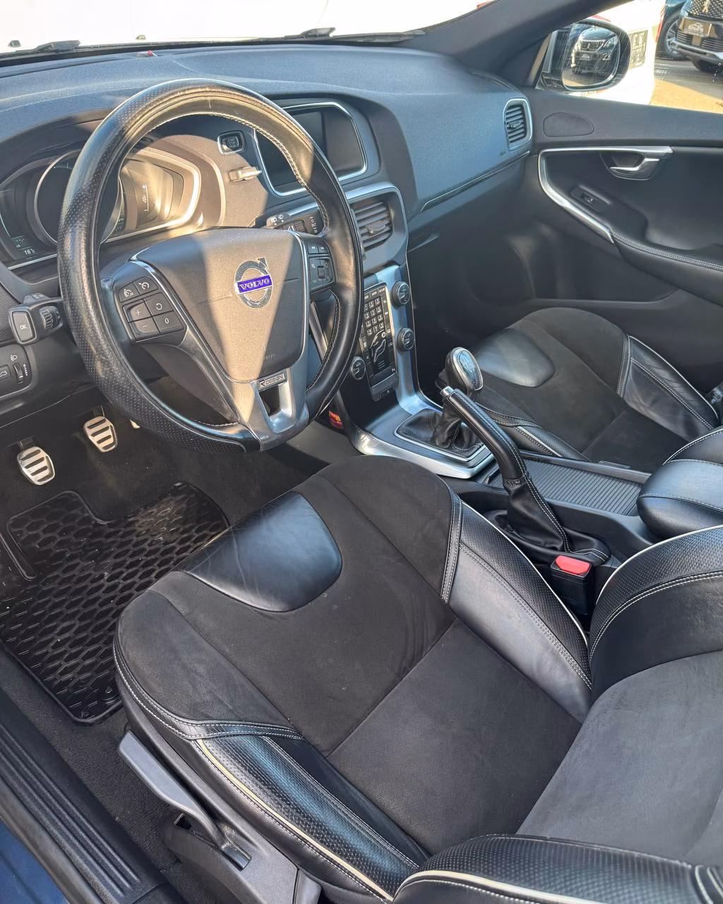 Volvo V40 фото 10
