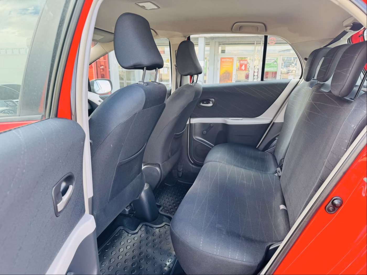Toyota Yaris фото 6