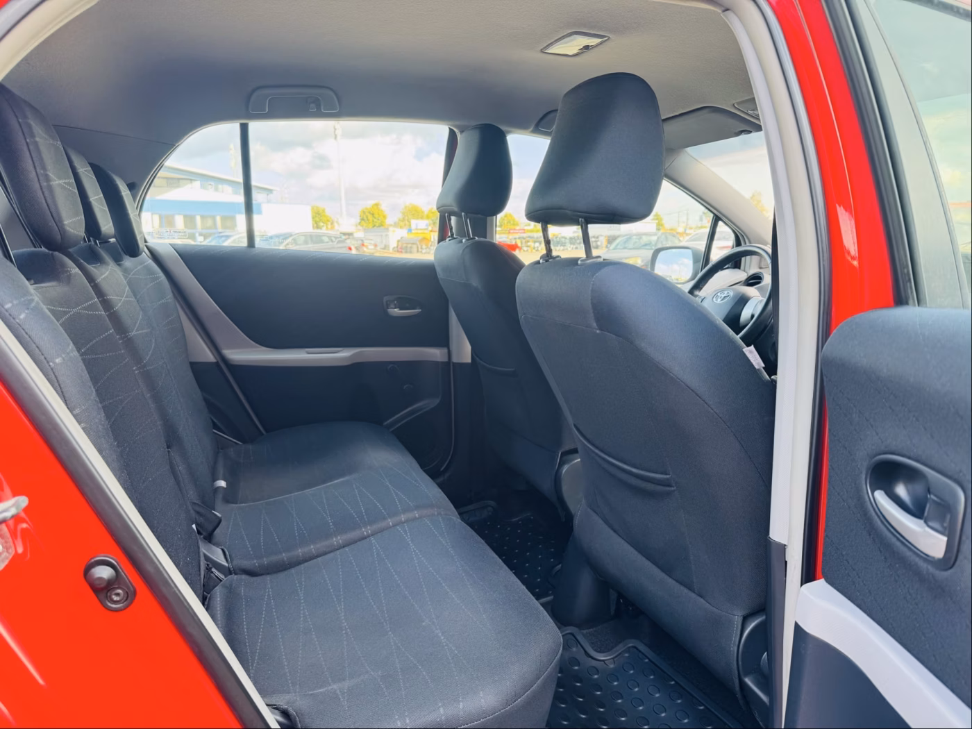 Toyota Yaris фото 7