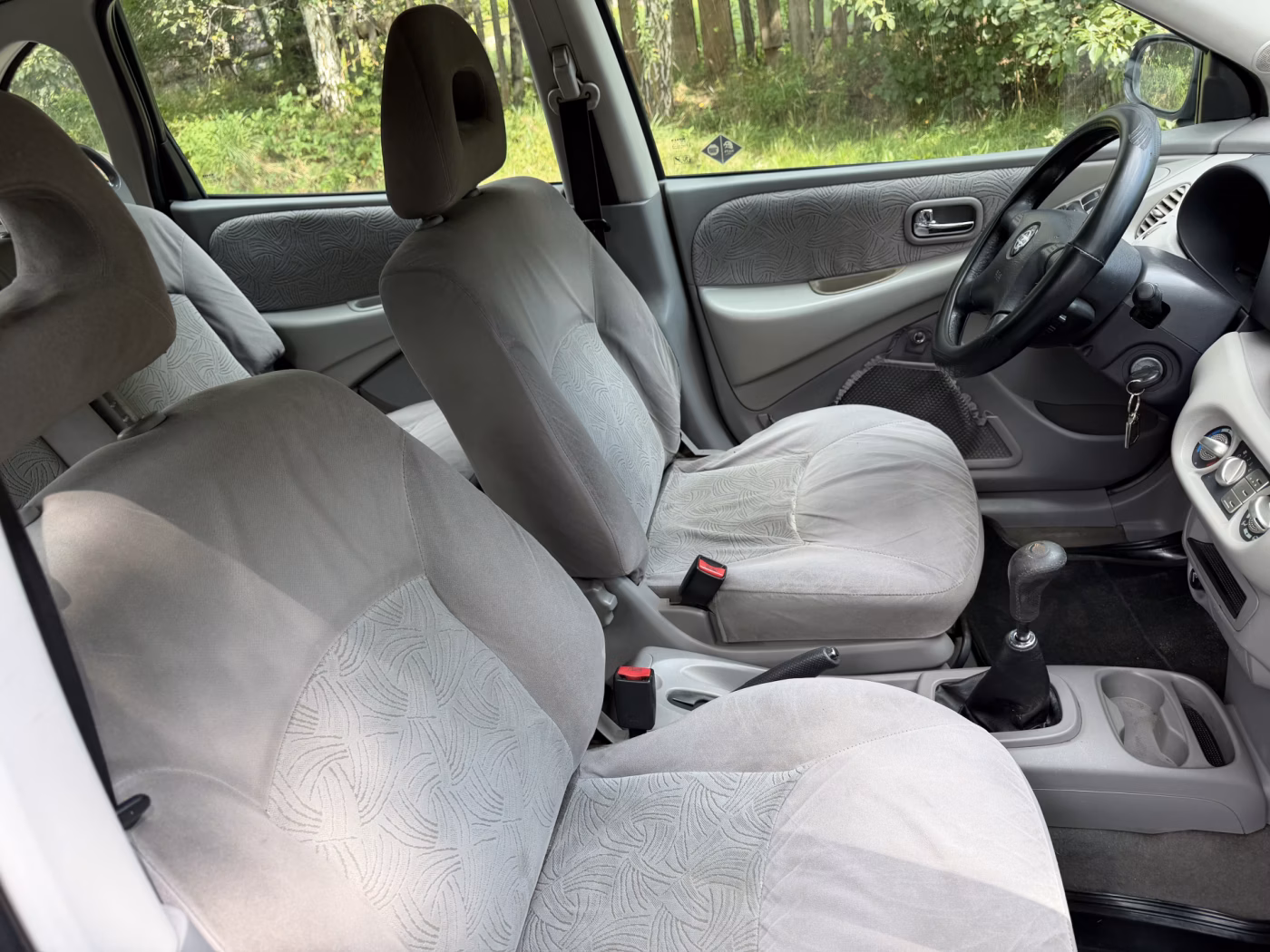 Nissan Almera Tino фото 9