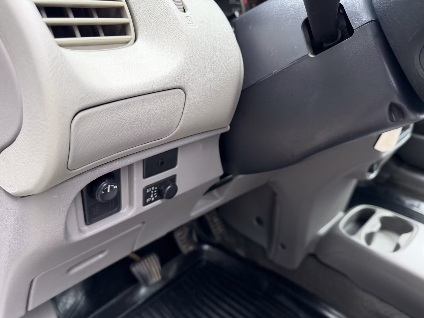 Nissan Almera Tino фото 16