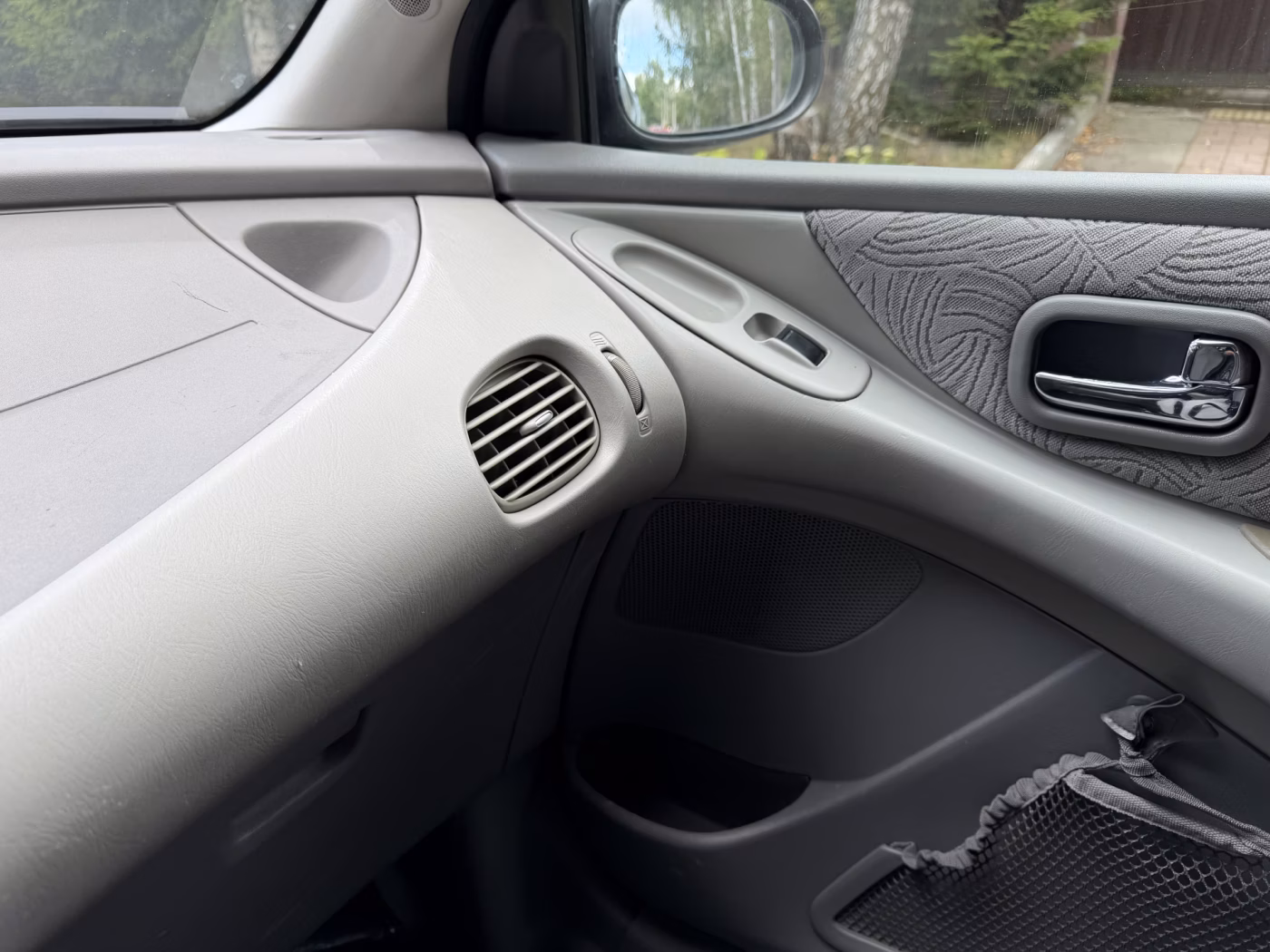 Nissan Almera Tino фото 19