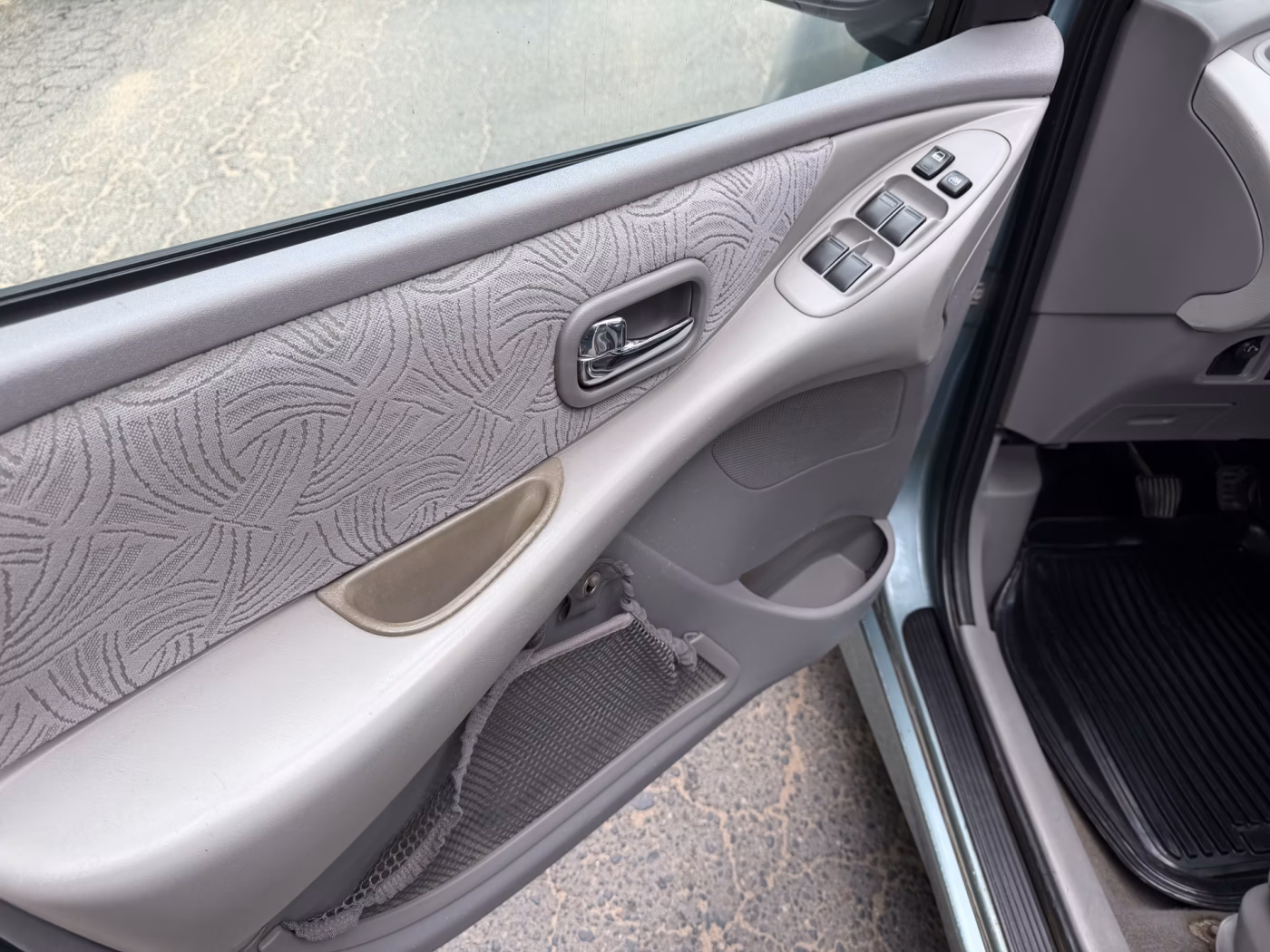 Nissan Almera Tino фото 15