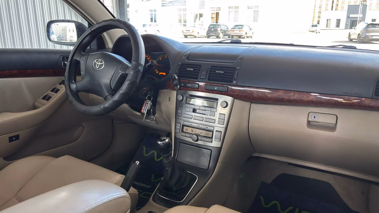 Toyota Avensis фото 13