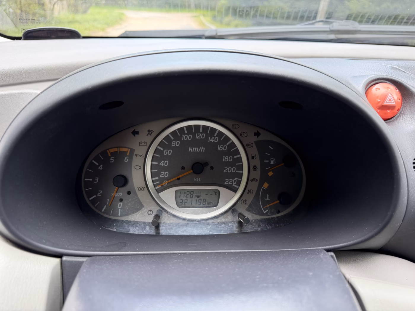 Nissan Almera Tino фото 20