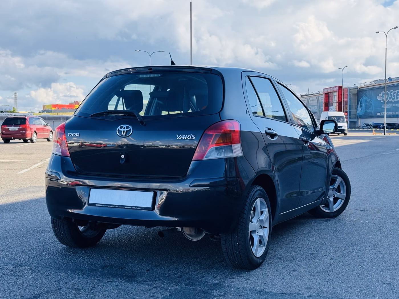 Toyota Yaris фото 2