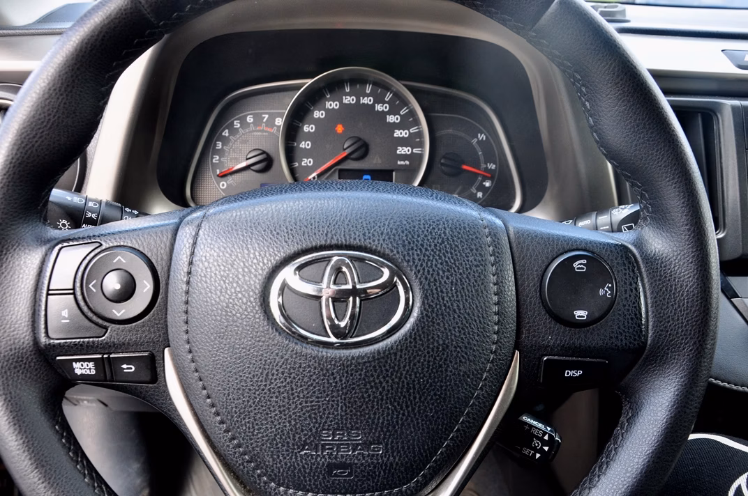 Toyota RAV4 фото 12