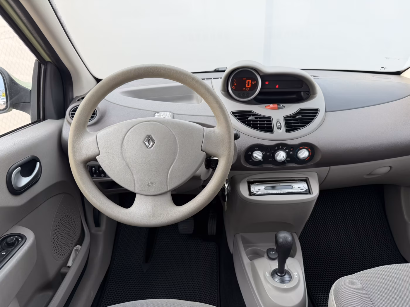 Renault Twingo фото 12