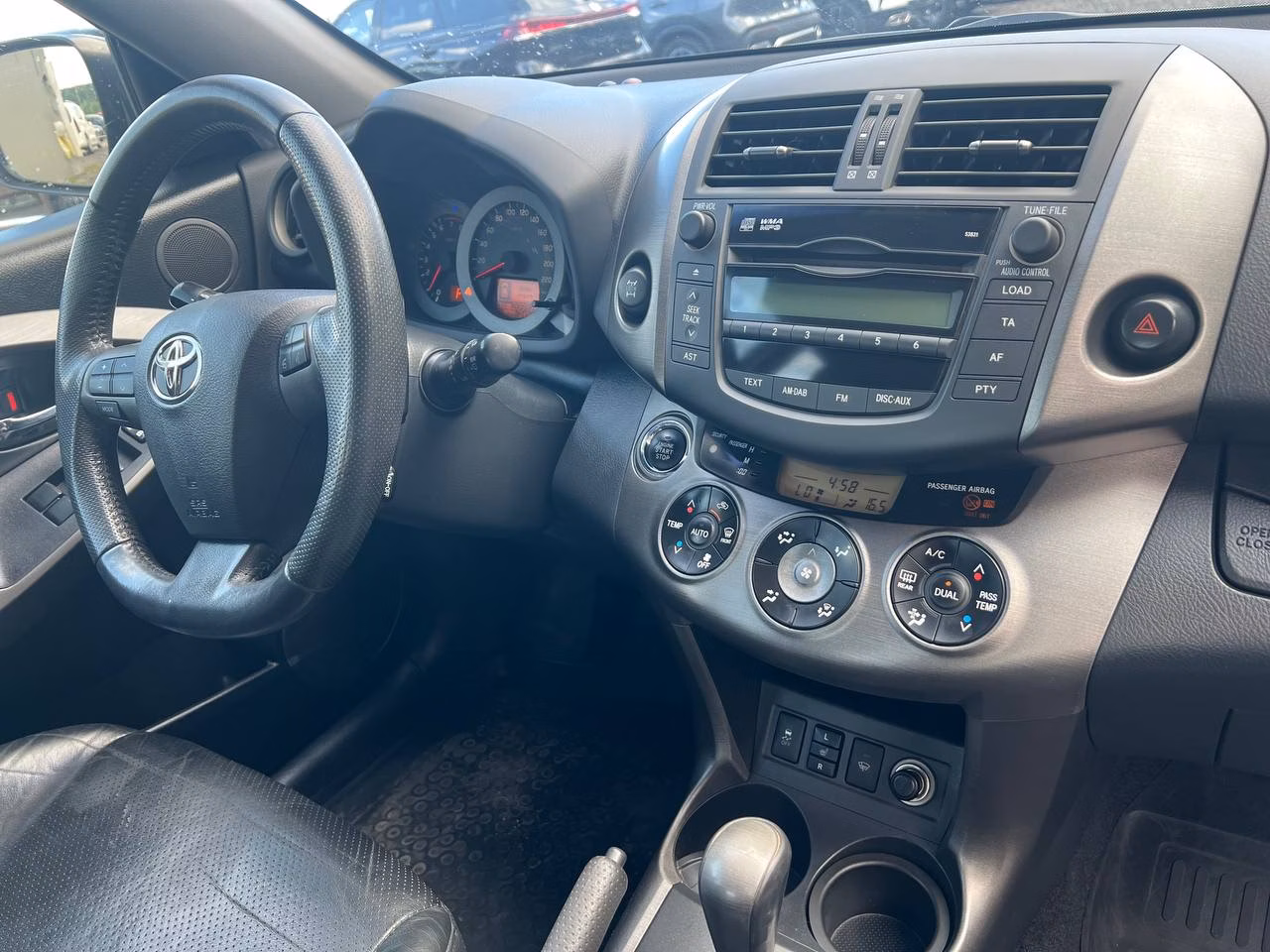 Toyota RAV4 фото 10