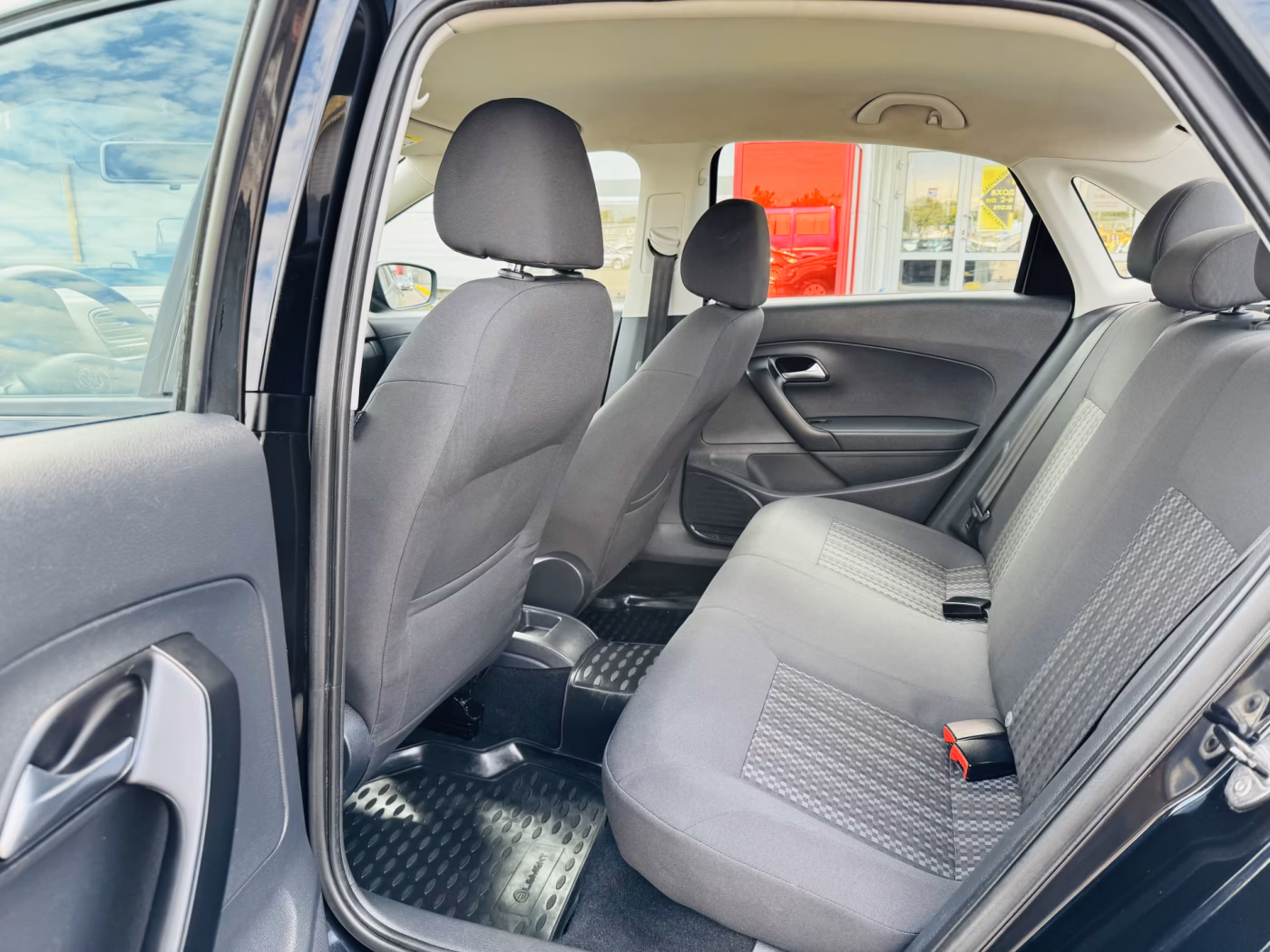 Volkswagen Polo Sedan фото 6