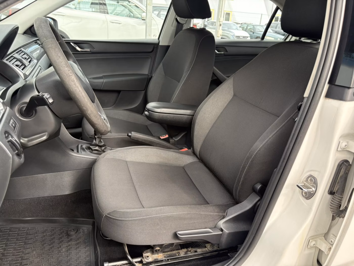 Skoda Rapid фото 10