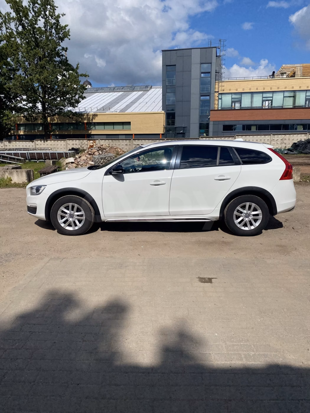 Volvo V60 Cross Country фото 4