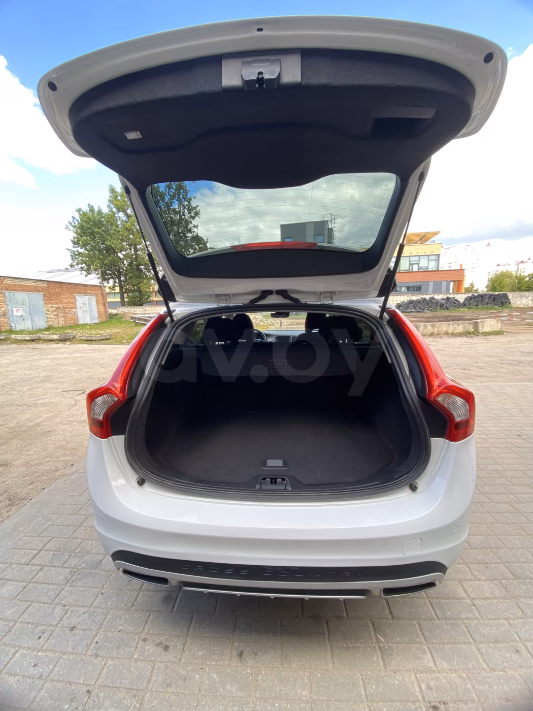 Volvo V60 Cross Country фото 7