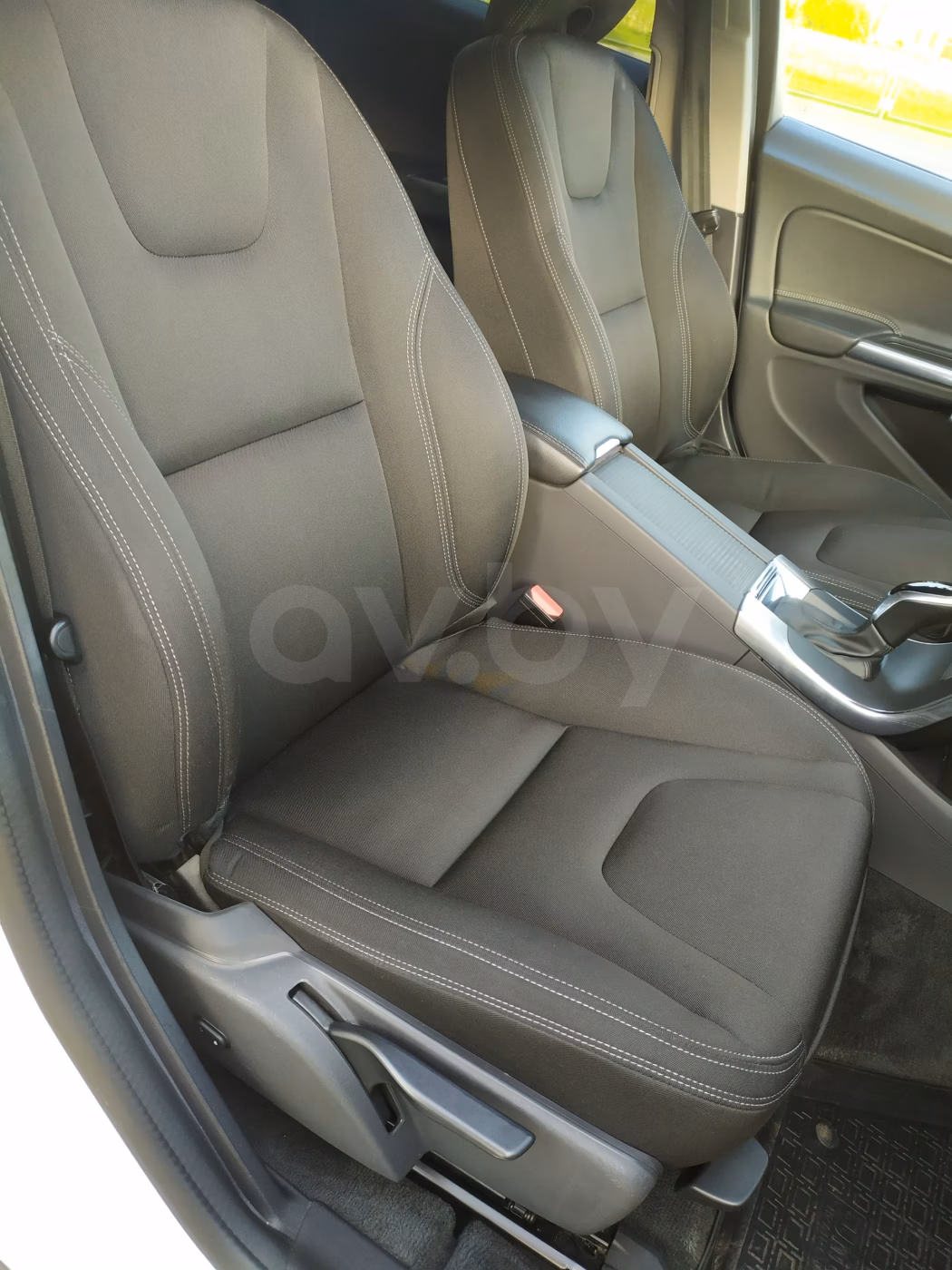 Volvo V60 Cross Country фото 8