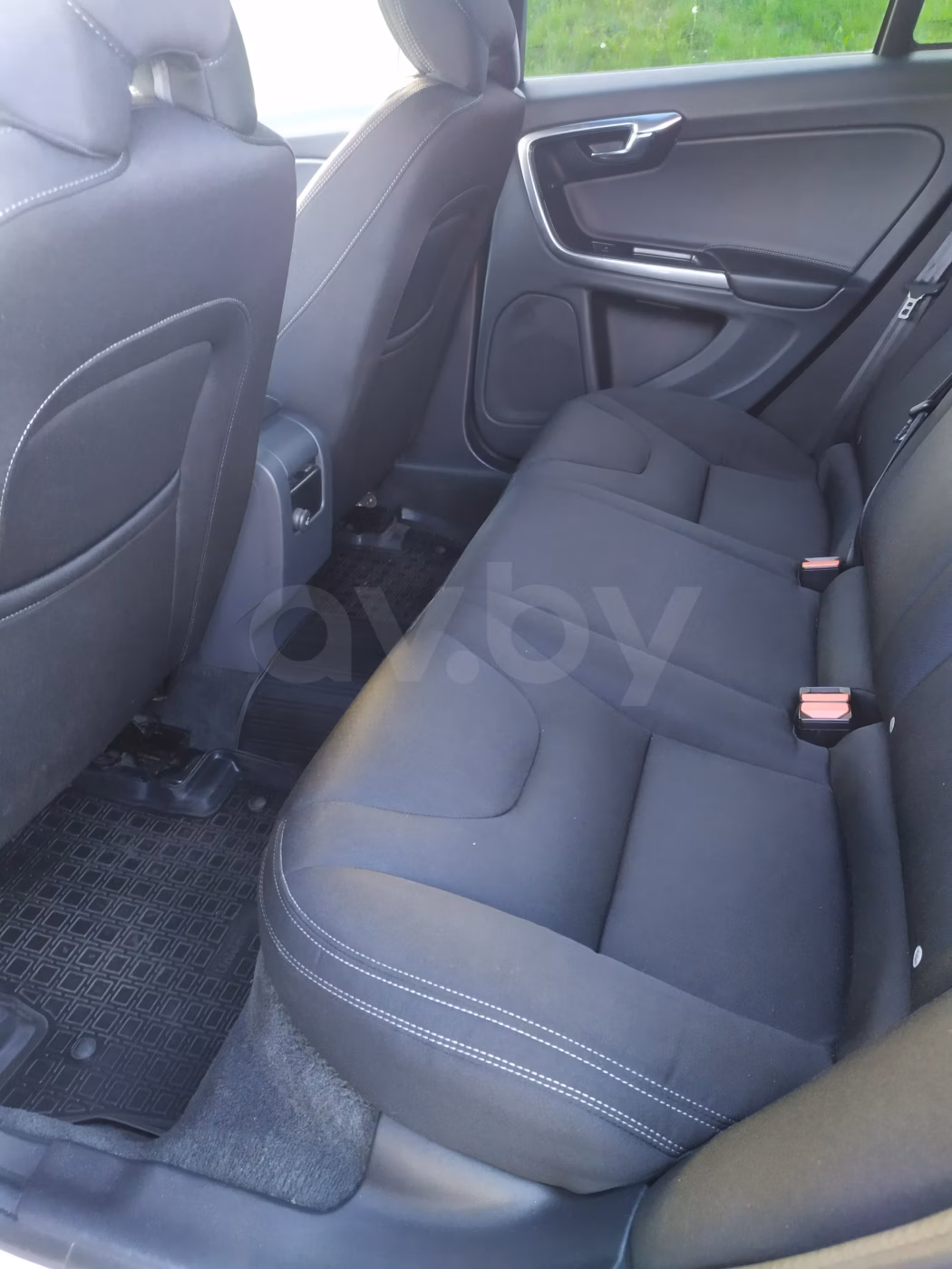 Volvo V60 Cross Country фото 11