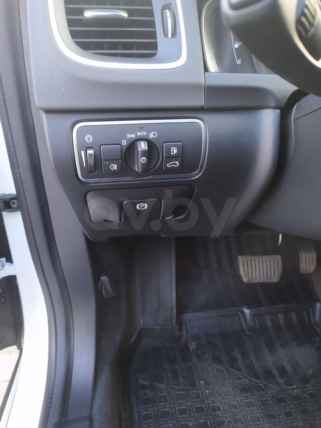 Volvo V60 Cross Country фото 14