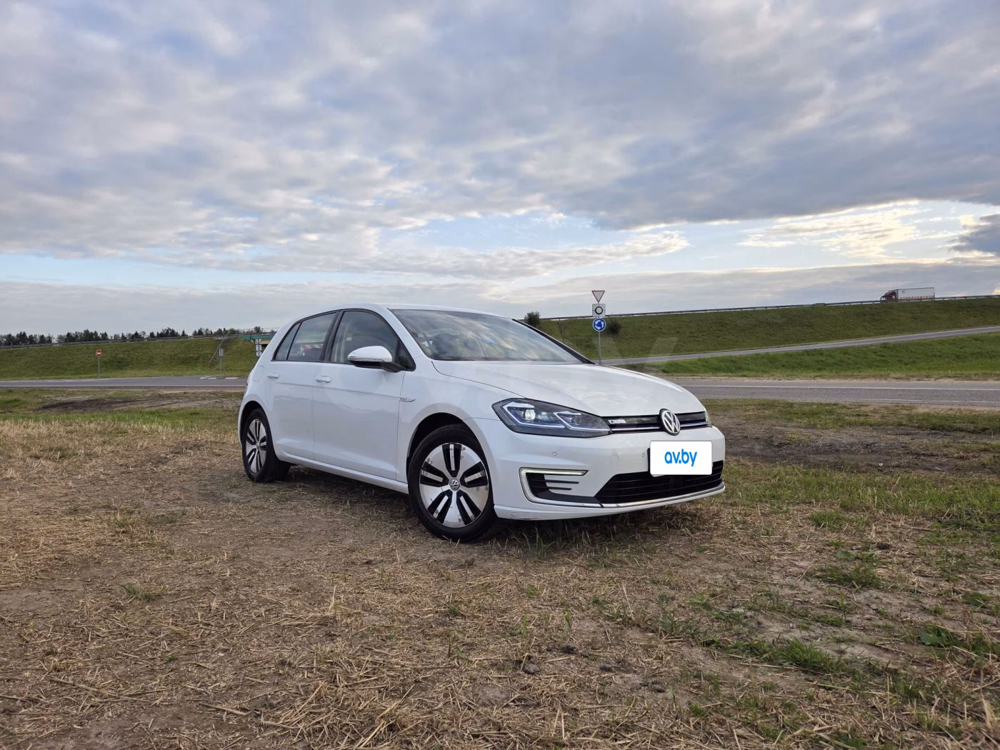 Volkswagen e-Golf фото 10