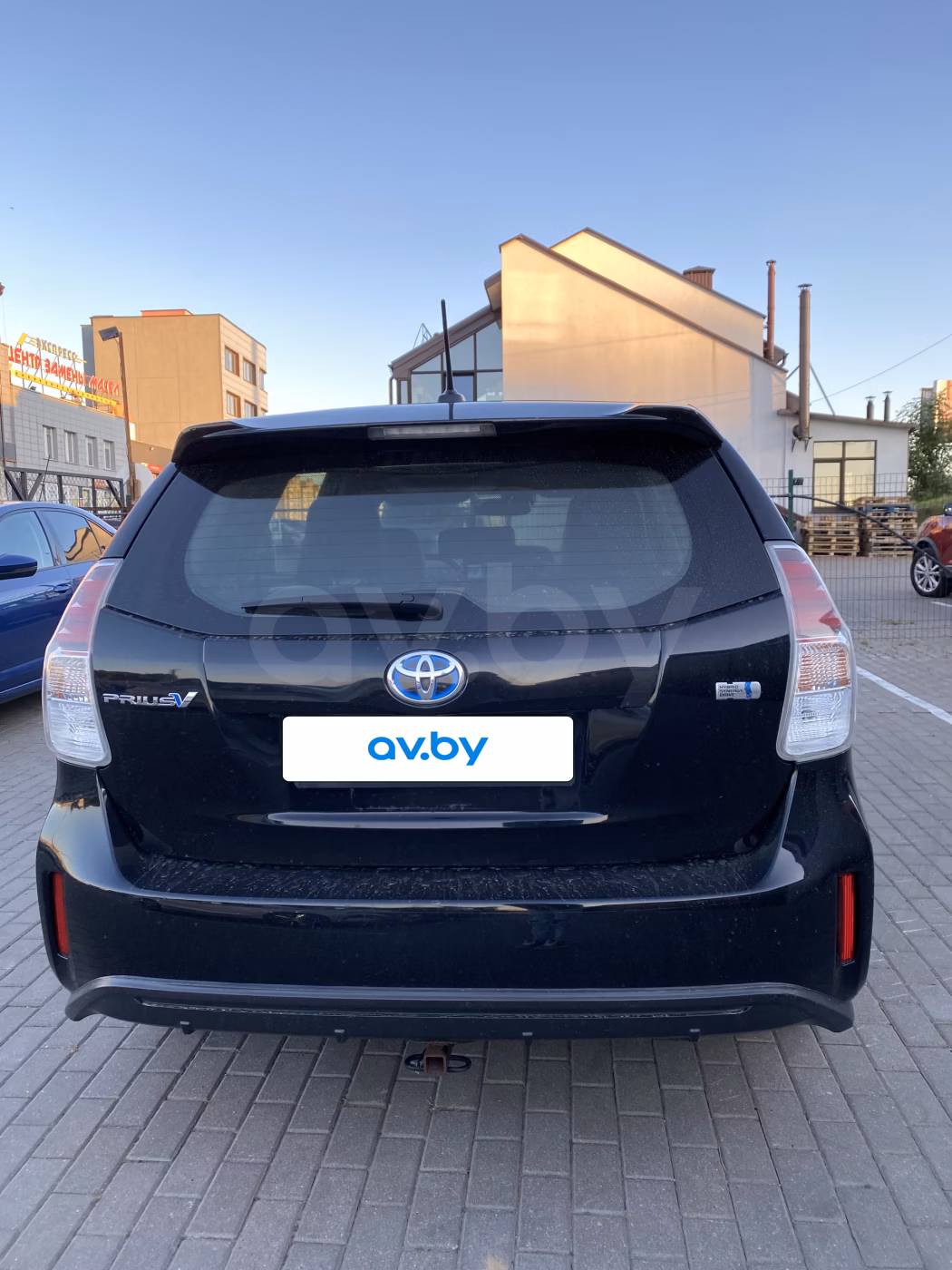 Toyota Prius V(+) фото 2