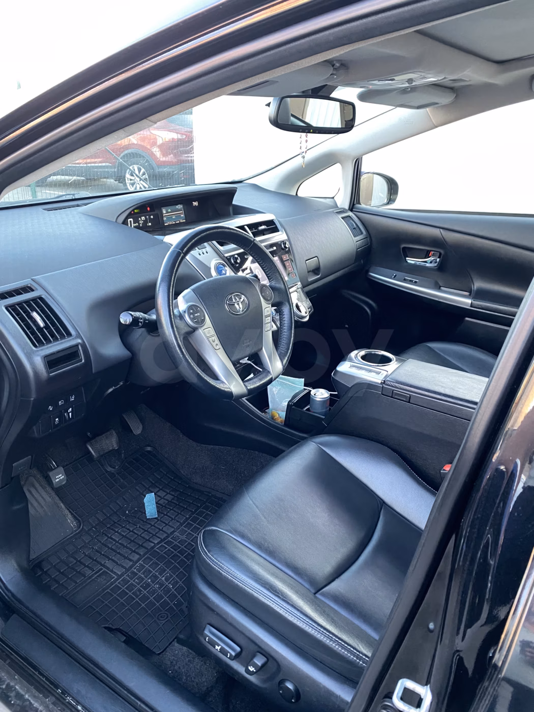Toyota Prius V(+) фото 8