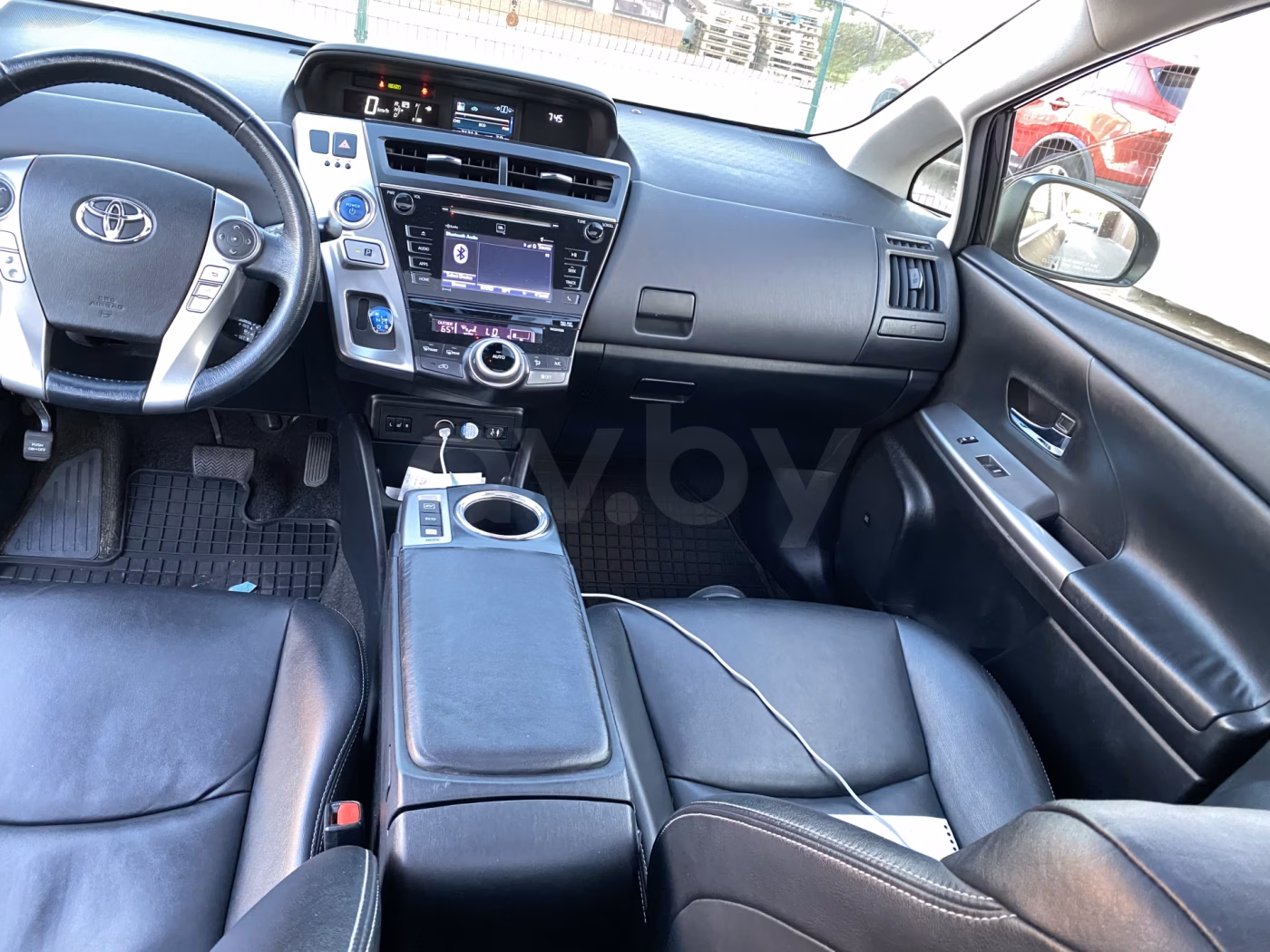 Toyota Prius V(+) фото 10