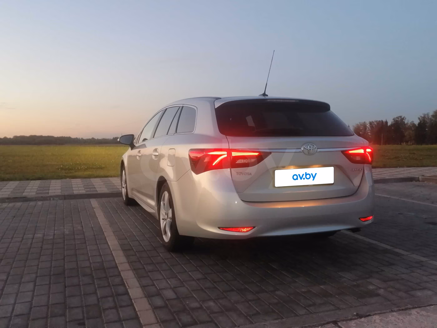 Toyota Avensis фото 3
