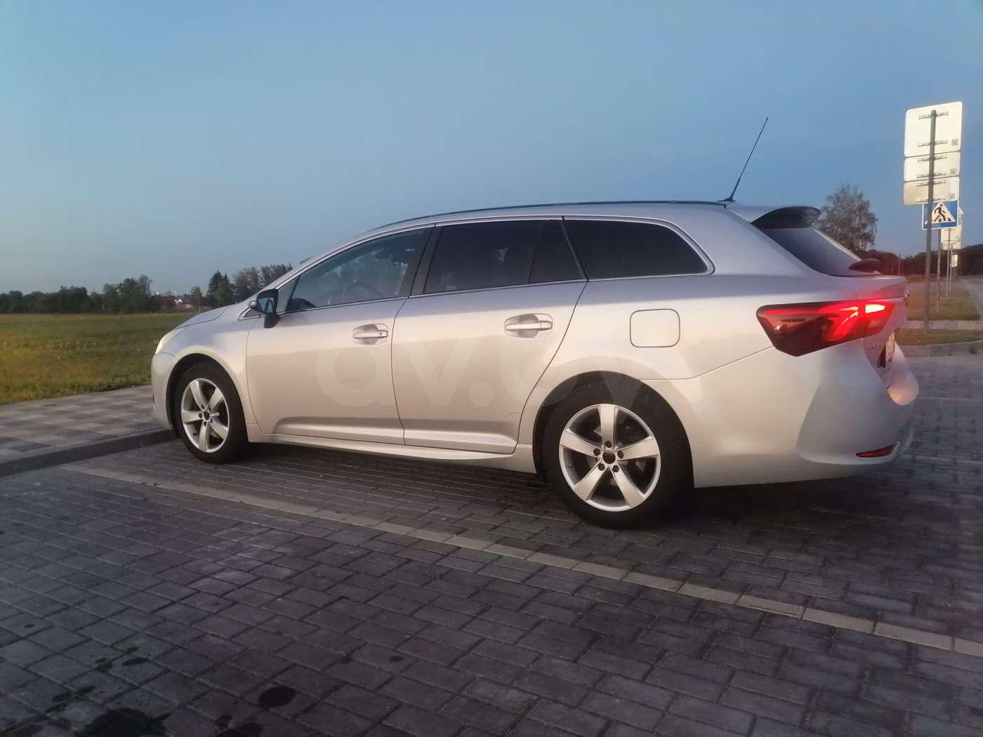 Toyota Avensis фото 2