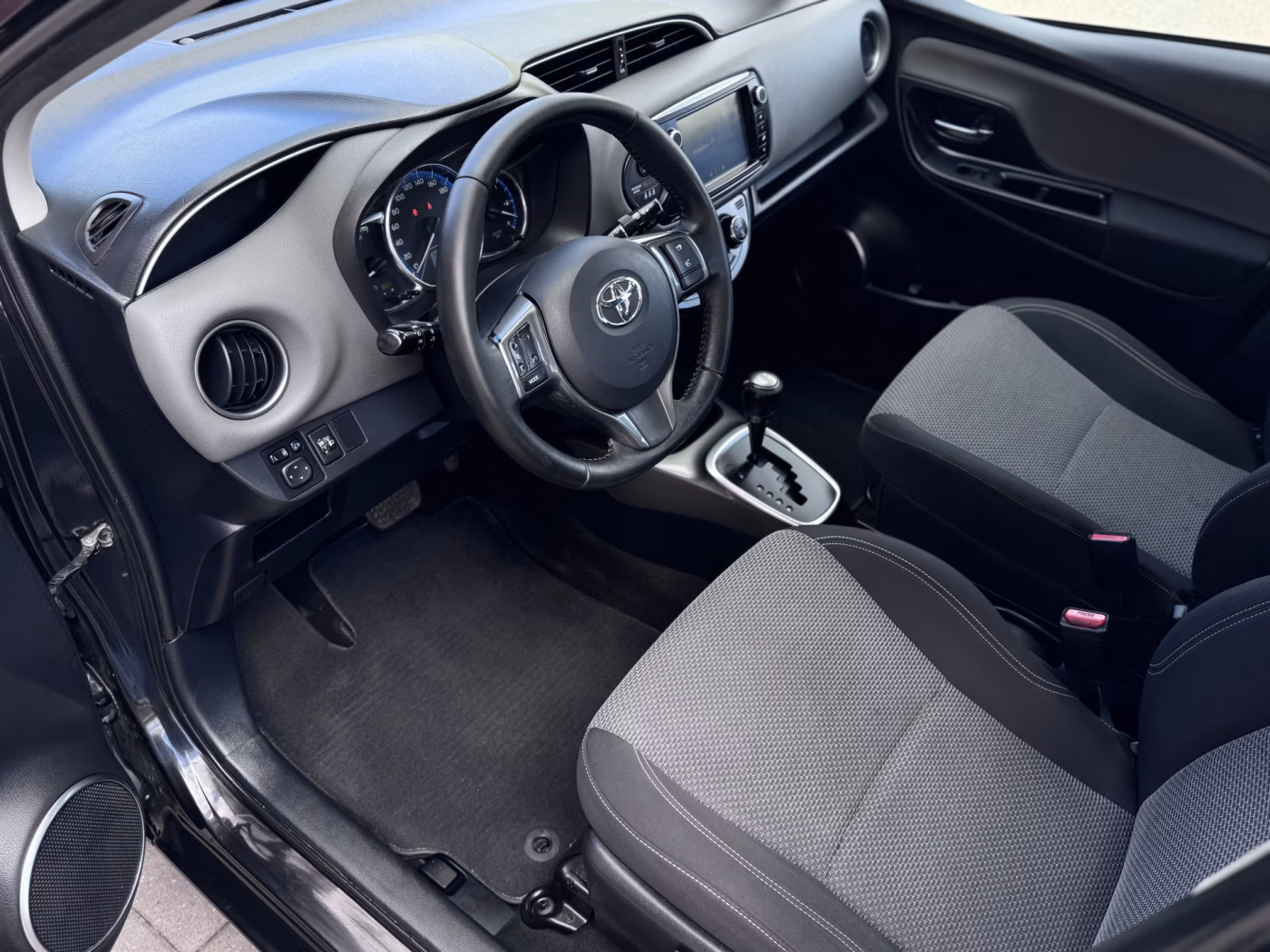 Toyota Yaris фото 8