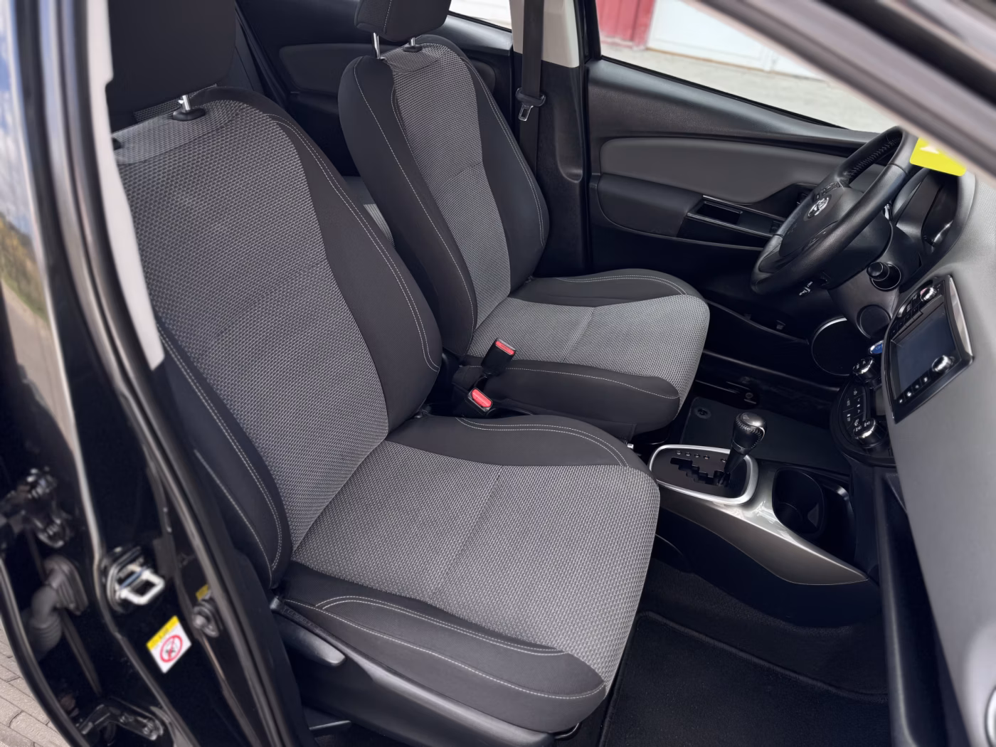 Toyota Yaris фото 25