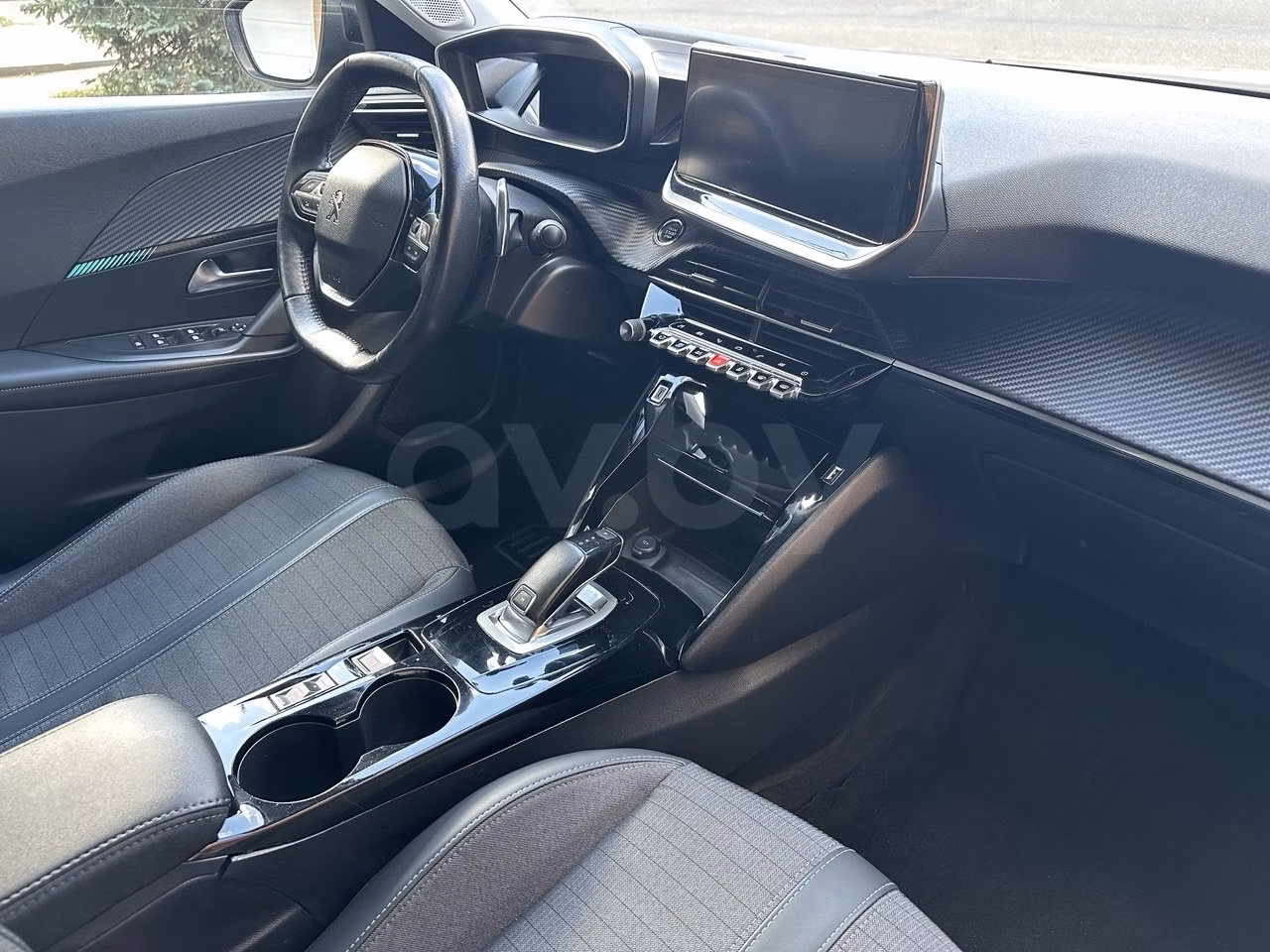 Peugeot 2008 фото 9