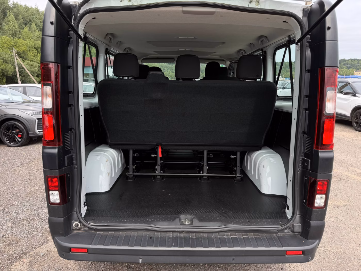 Opel Vivaro фото 12