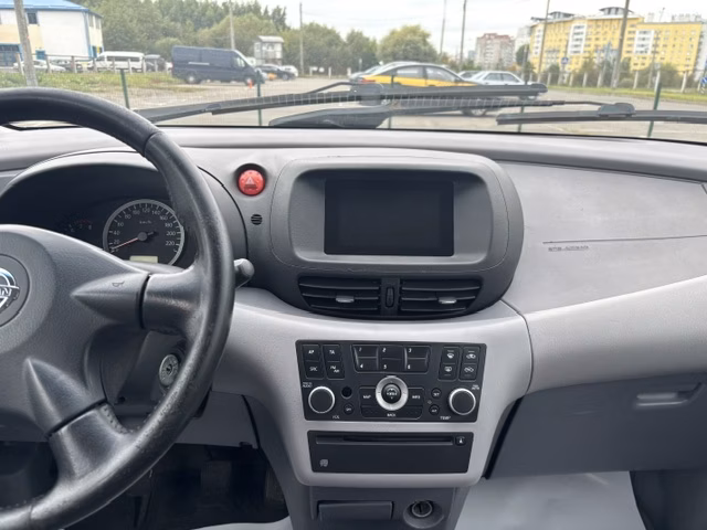 Nissan Almera Tino фото 11