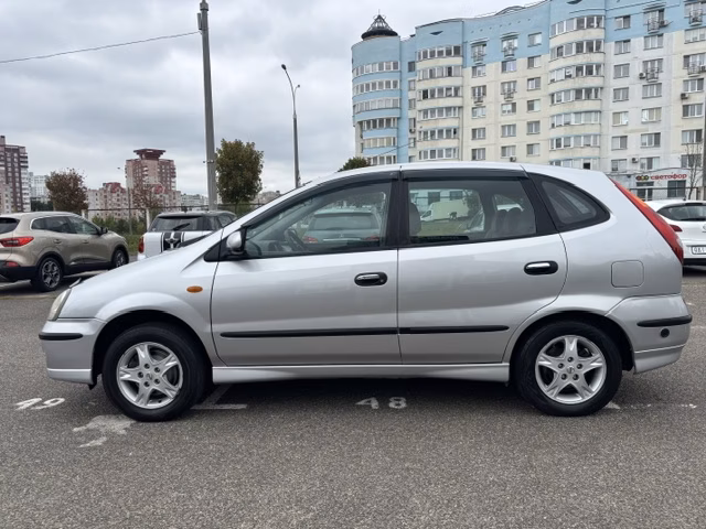 Nissan Almera Tino фото 4